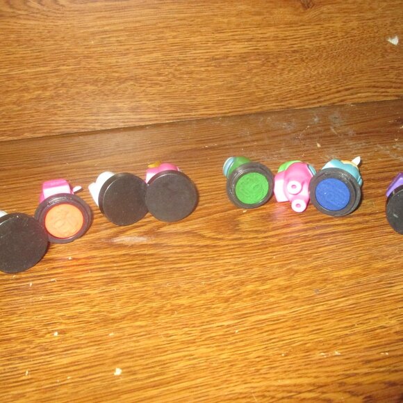 Lot of 8 Among Us 2" vinyl videogame Figures (7 stampers and figure) - Picture 9 of 9